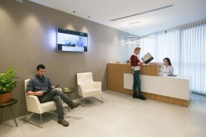 процесс установки зубного имплантата,