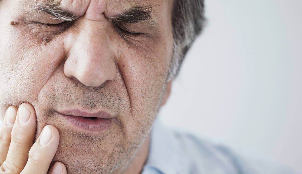 נפיחות בחניכיים בגיל מבוגר: מה פשר התופעה?