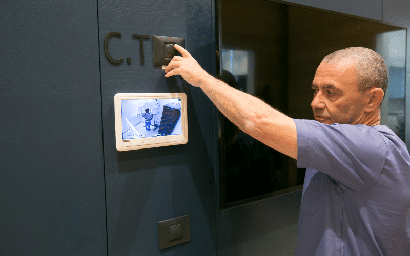 צילום CT לפני השתלת שיניים