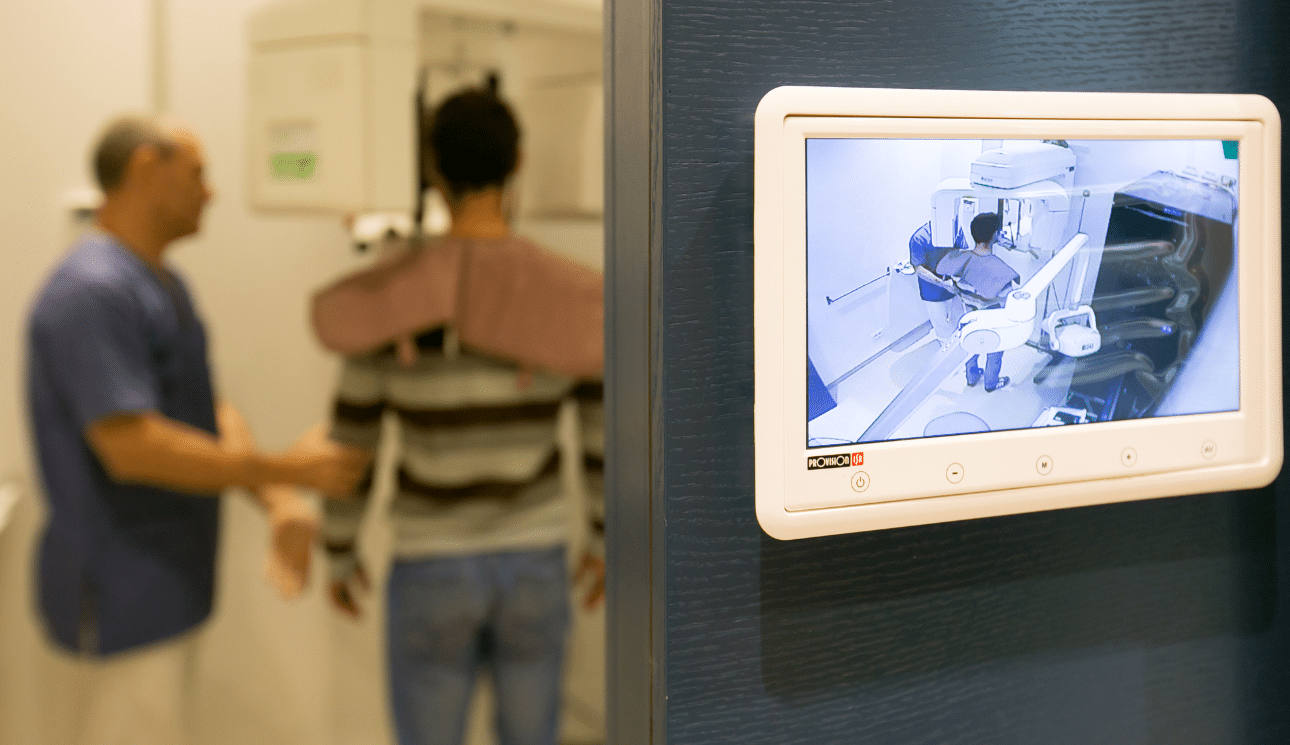 בדיקת רופא שיניים יסודית לפני השתלת שיניים