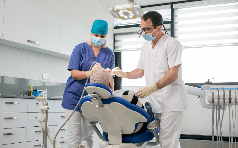 האם בינה מלאכותית תשנה את טיפול השתלות השיניים?