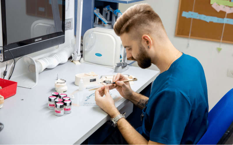 שיניים זמניות על שתלים - הכנת השיניים הקבועות