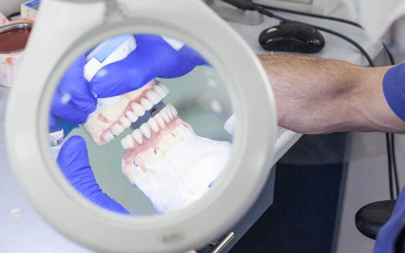 למעבדת השיניים יש תפקיד מפתח בהשגת שיניים מושלמות