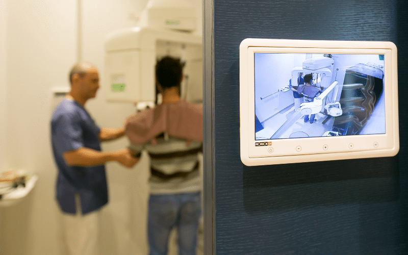 אבחון CT לפני החלפת שתלים בשיניים