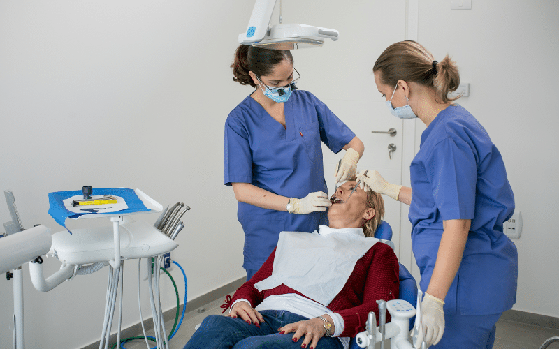 שיניים מתפוררות במצב קשה מחייבות השתלת שיניים