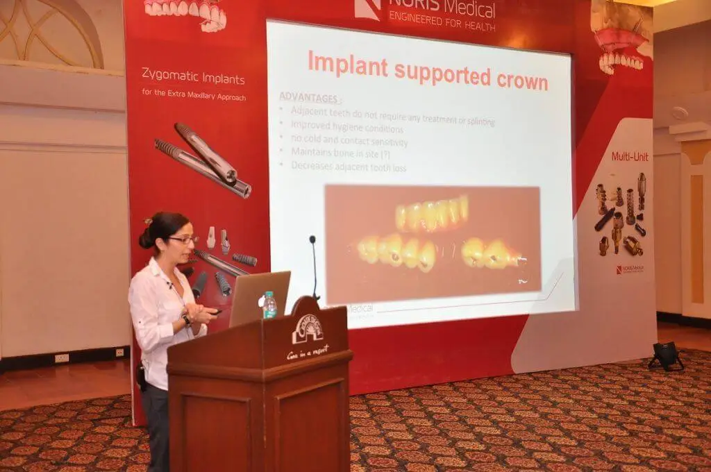 בכנס הרצתה ד”ר לובושיץ על סוגים שונים של שתלים דנטליים, חידושים טכנולוגיים בתחום השתלים הדנטליים, יתרונות השתלים וההשלכות שלהם על הצלחת הטיפול.