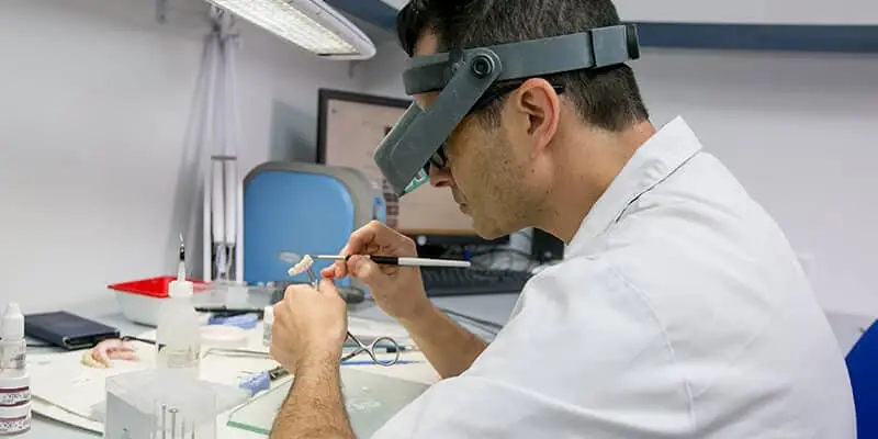  טכנאי שיניים