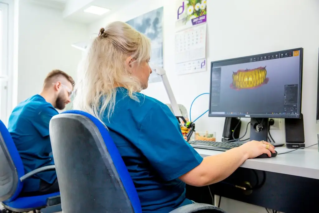 מעבדת שיניים מתקדמת נעזרת בהדמיות מחשב לתכנון הטיפול
