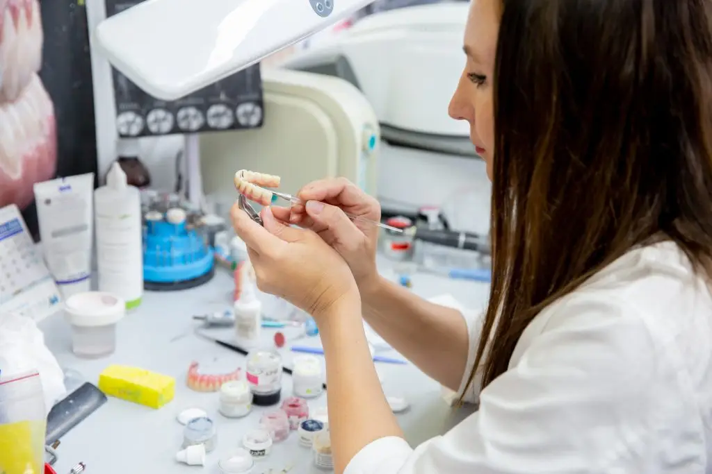 מעבדת שיניים מבוססת על ותק וניסיון של טכנאי השיניים