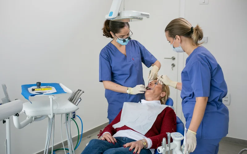 שיניים מתפוררות במצב קשה מחייבות השתלת שיניים